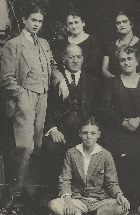 So Frida Kahlo: This Halloween you're going as a boy? (1924 photos) | POCHO